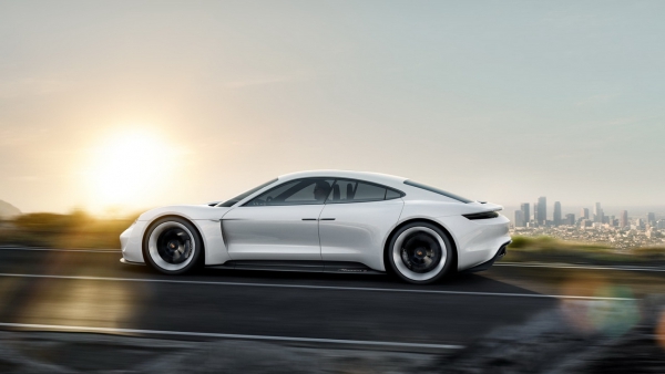Mission E в серию: Porshe официально подтвердили планы по электрическому суперкару